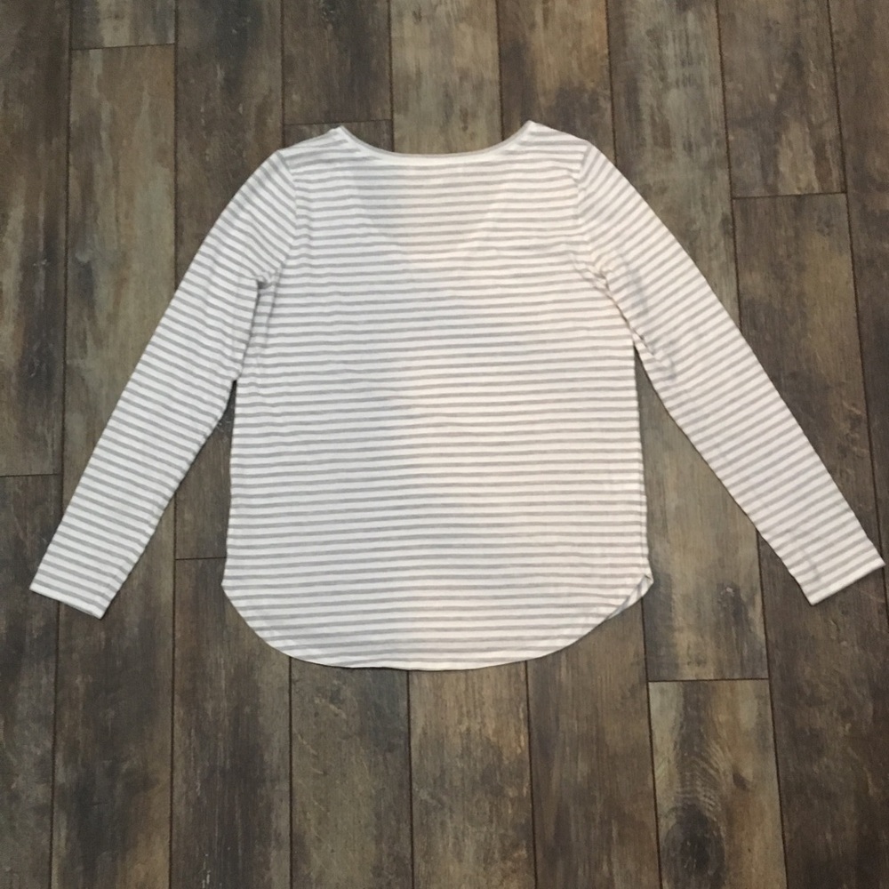 LOFT shirt tail hem long sleeve T medium - Picture 4 of 4